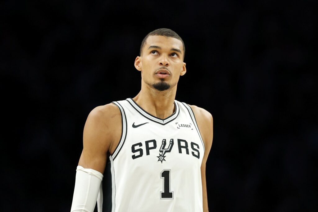 nba:-wembanyama-brilha-e-spurs-empatam-finais-do-oeste-em-2-x-2