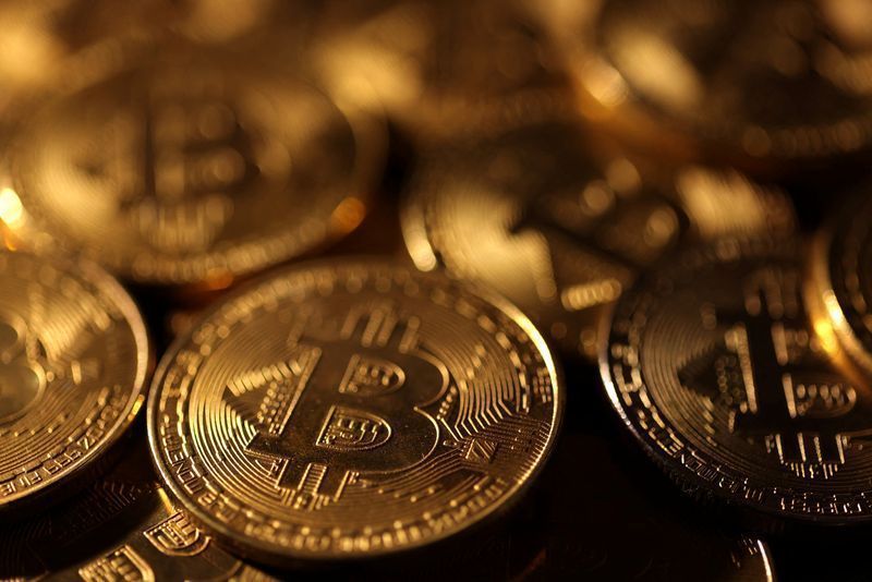 bitcoin-opera-em-queda-de-3%-com-oriente-medio,-juros-e-saida-de-etfs