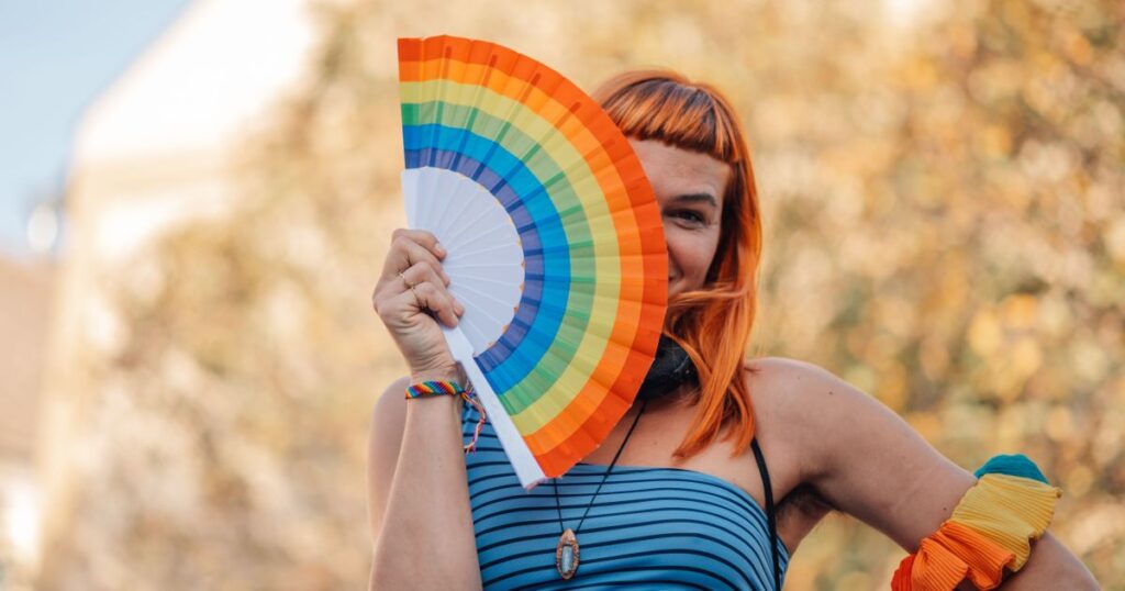 qual-e-a-historia-do-leque,-principal-acessorio-da-parada-do-orgulho-lgbt+?