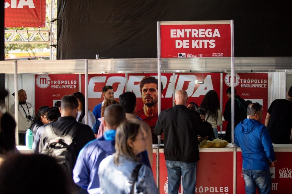 metropoles-endurance-–-corrida:-atletas-chegam-animados-para-retirar-kits