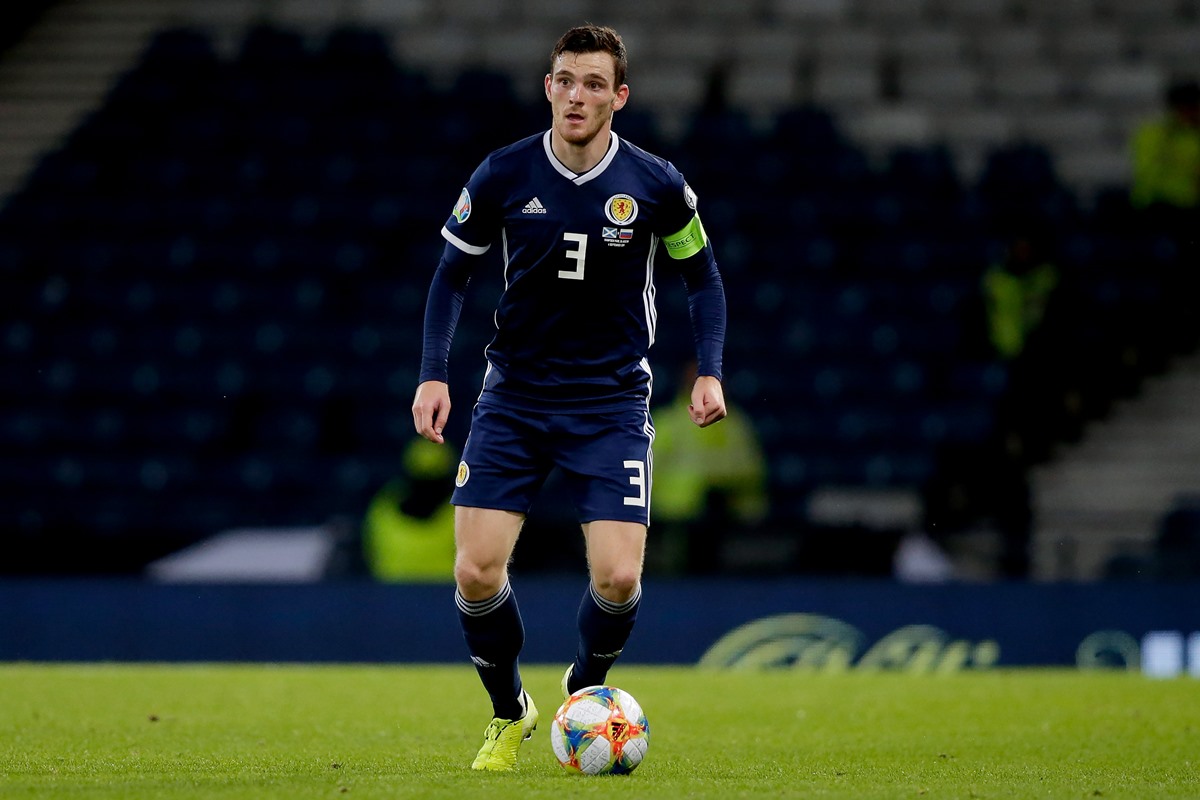tottenham-anuncia-robertson,-rival-do-brasil-na-copa,-como-novo-reforco
