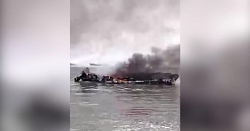 video:-incendio-atinge-35-embarcacoes-em-cais-de-pesca-no-equador