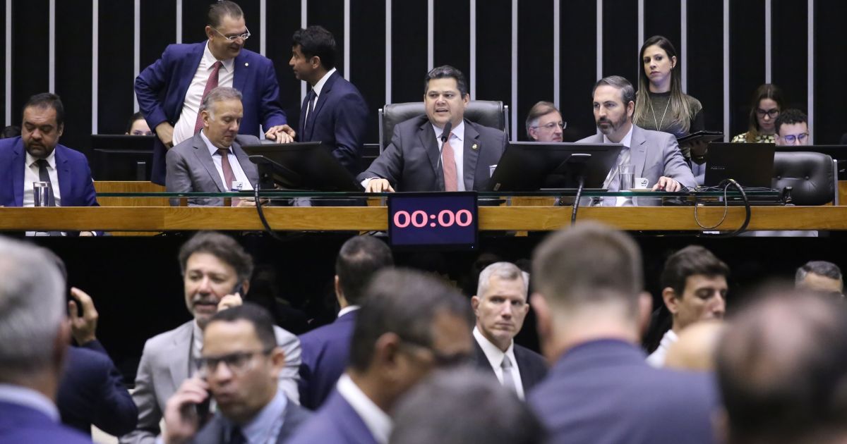 bancadas-do-pl-e-do-pt-lideram-assinaturas-por-pedidos-de-cpi-do-master