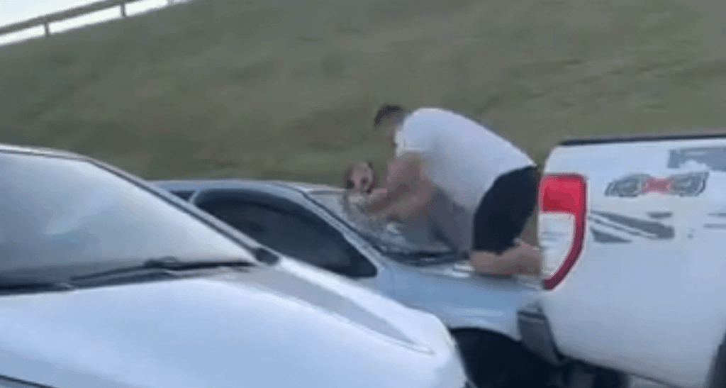 video:-homem-danifica-carro-da-ex-ao-encontra-la-com-novo-companheiro