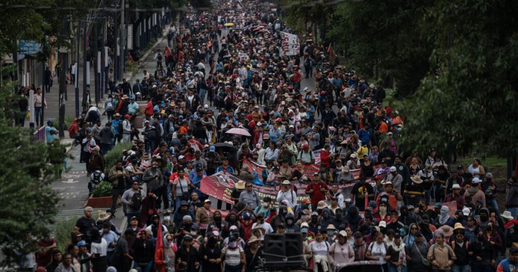 mexico:-policia-bloqueia-marcha-de-professores-em-direcao-a-estadio-da-copa