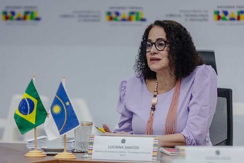 “ha-um-verdadeiro-estigma”,-diz-ministra-a-cnn-sobre-endometriose