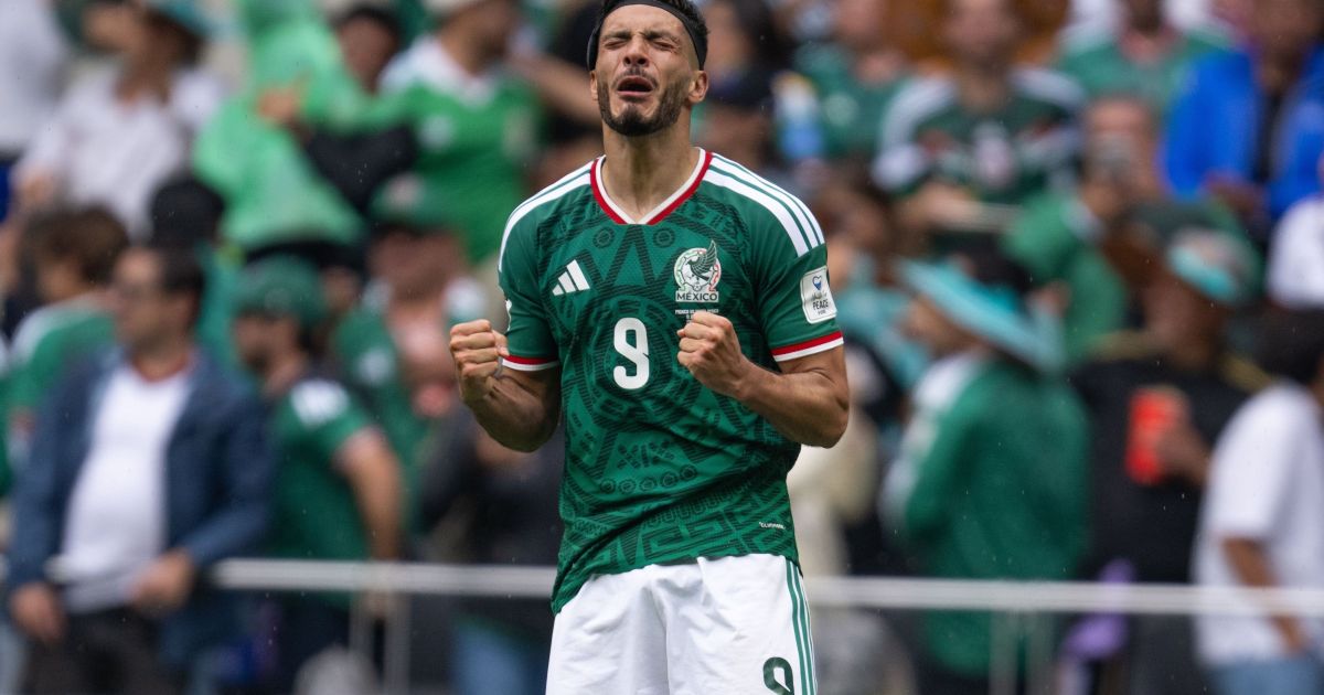 raul-jimenez-brilha-em-primeira-copa-do-mundo-apos-perder-o-pai
