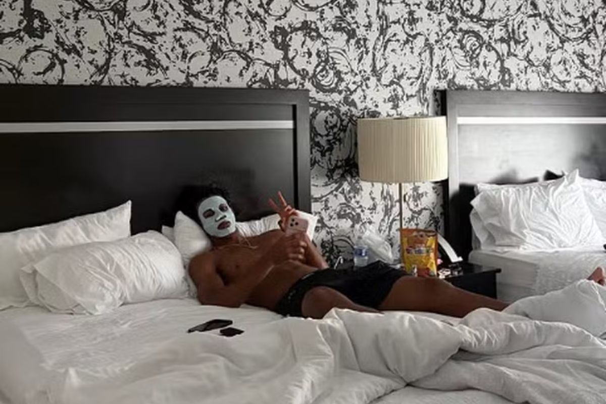 yamal-viraliza-com-foto-de-skincare-e-namorada-diz:-“chega-perfeito”