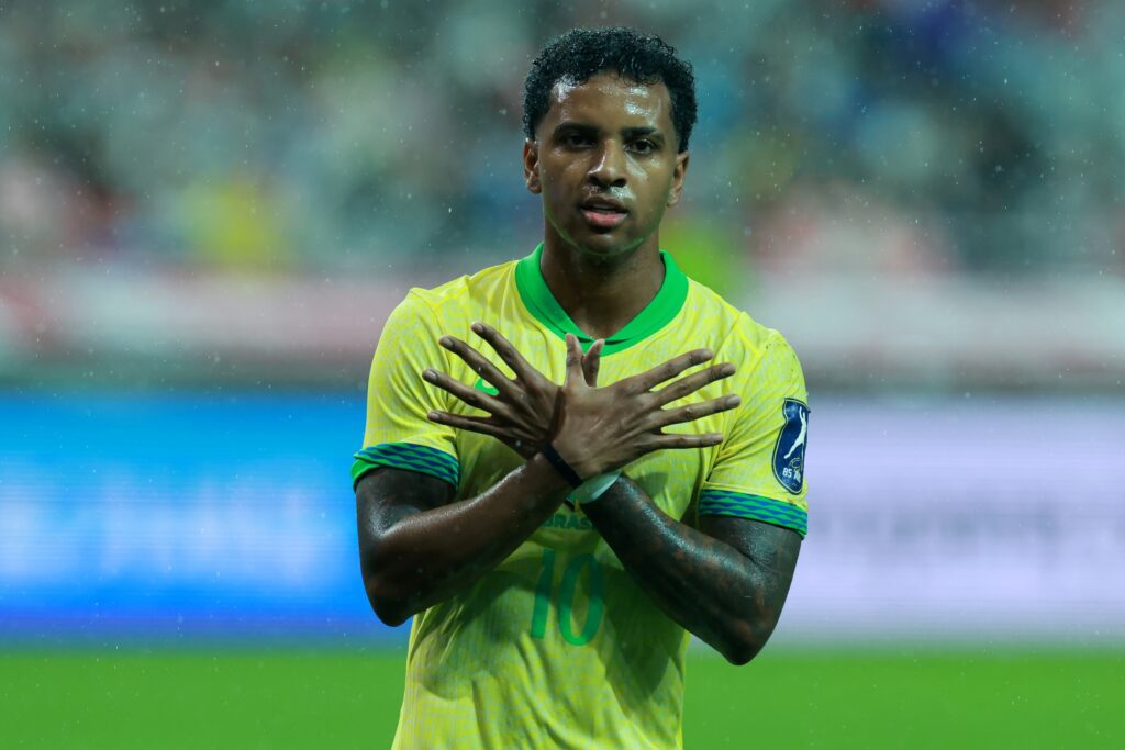fora-da-copa-por-lesao,-rodrygo-chega-aos-eua-para-acompanhar-o-brasil