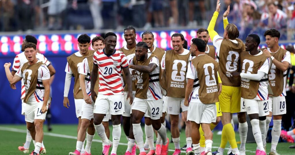 com-gols-“brasileiros”,-estados-unidos-goleia-paraguai-em-estreia-na-copa