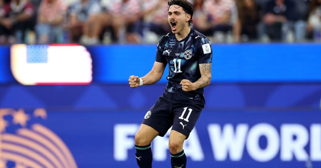mauricio,-do-palmeiras,-faz-seu-primeiro-gol-pelo-paraguai-na-copa-do-mundo