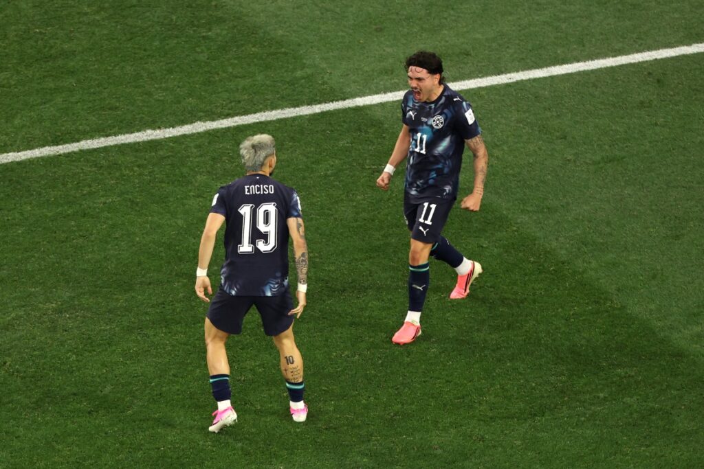 brasileiro-naturalizado-paraguaio-marca-em-estreia-do-paraguai-na-copa