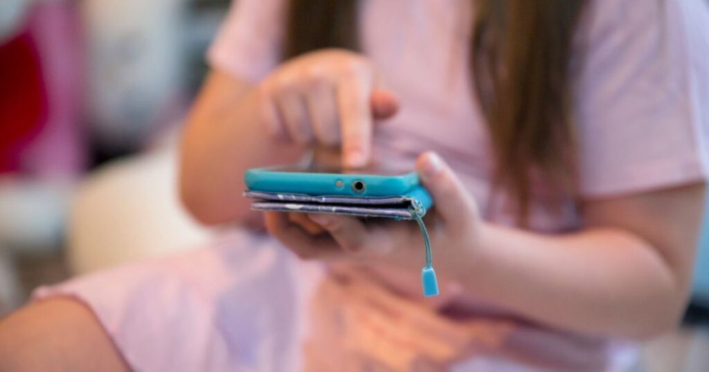 proibicao-de-celular-na-escola-tem-efeito-surpreendente,-diz-estudo