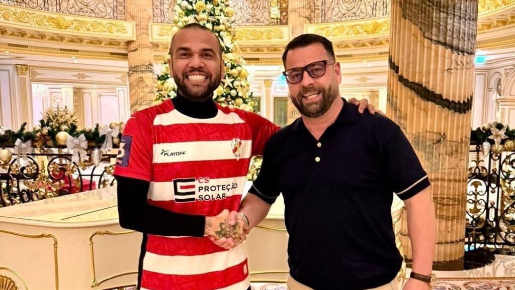 ex-jogador-da-selecao-inicia-carreira-de-tecnico-em-clube-de-daniel-alves