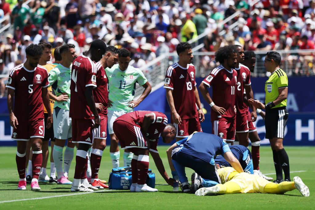 dividida-forte:-goleiro-do-catar-se-choca-contra-rival-e-vai-ao-chao