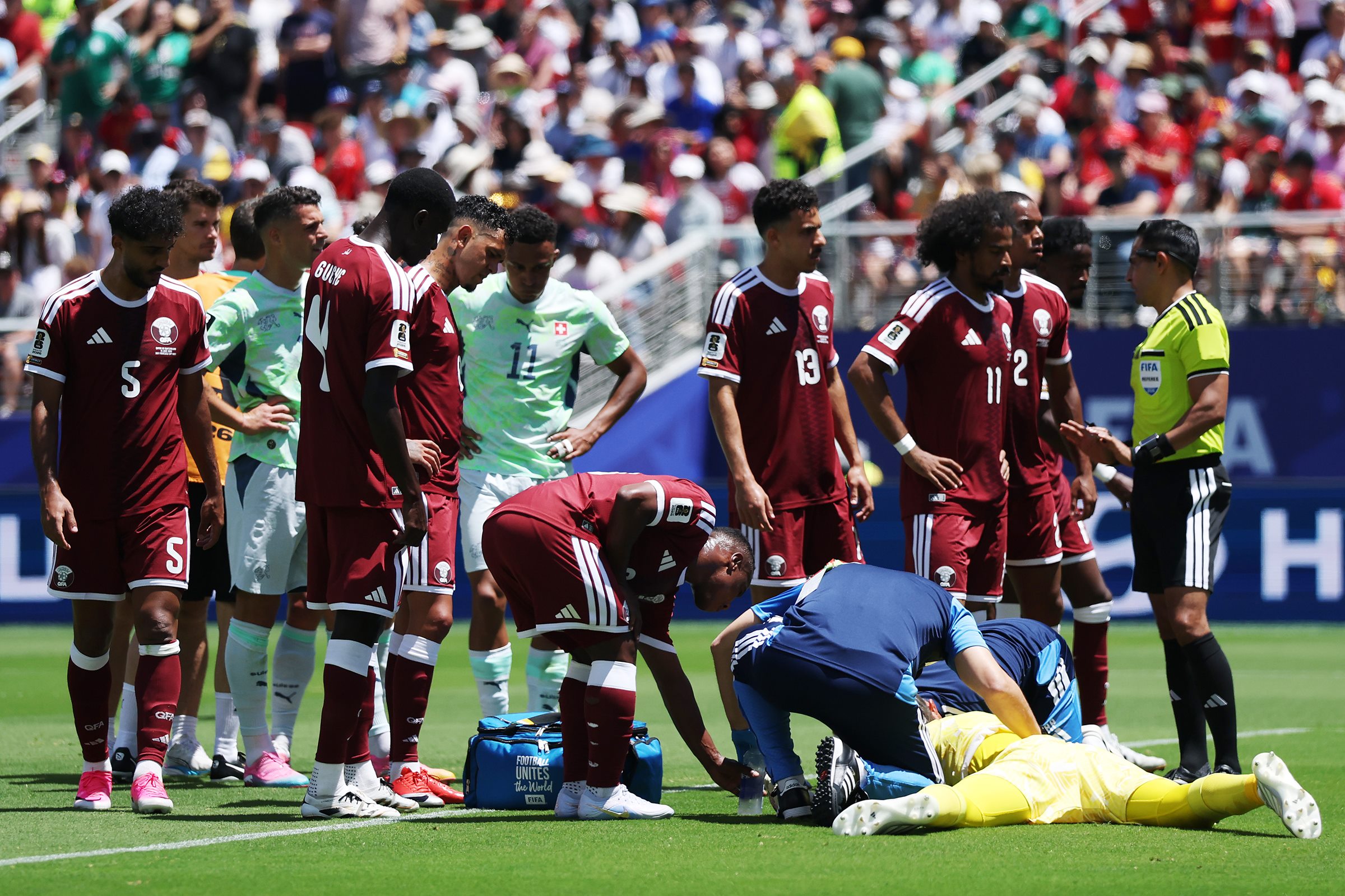 dividida-forte:-goleiro-do-catar-se-choca-contra-rival-e-vai-ao-chao