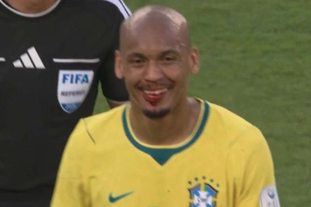 copa:-fabinho-sai-com-rosto-sangrando-e-e-atendido-fora-do-gramado
