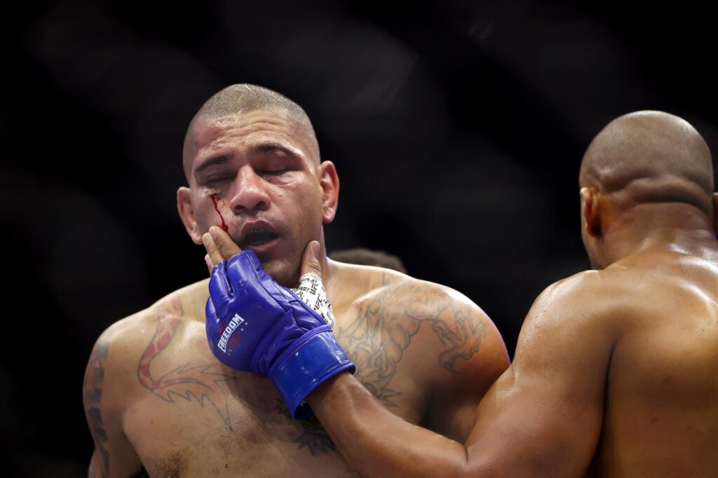 ufc:-alex-poatan-e-nocauteado-por-ciryl-gane-em-estreia-no-peso-pesado
