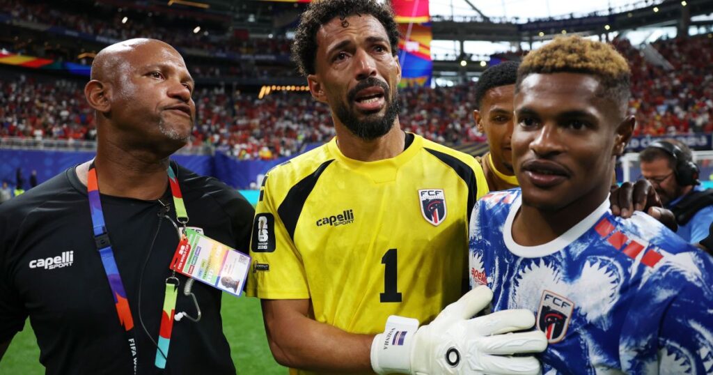 craque-do-jogo,-goleiro-vozinha-sai-chorando-de-campo-apos-segurar-espanha