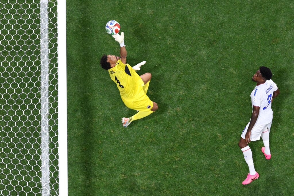 vozinha-e-demissao-de-tecnico-marcam-5o-dia-de-copa-do-mundo