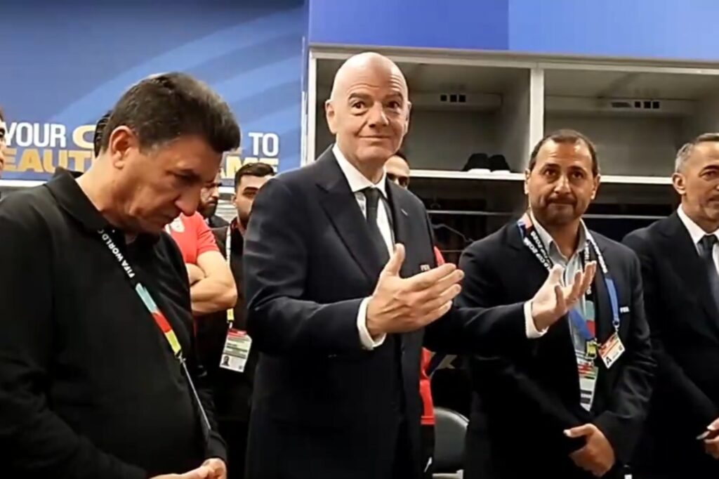 copa:-infantino-visita-vestiario-do-ira-e-escuta-desabafo-do-tecnico