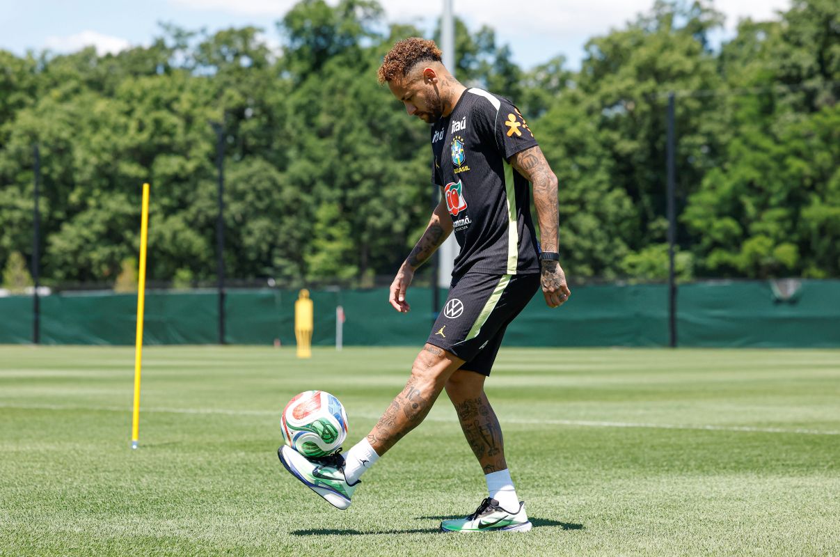 neymar-aparece-fazendo-embaixadinhas-em-treino-da-selecao-brasileira