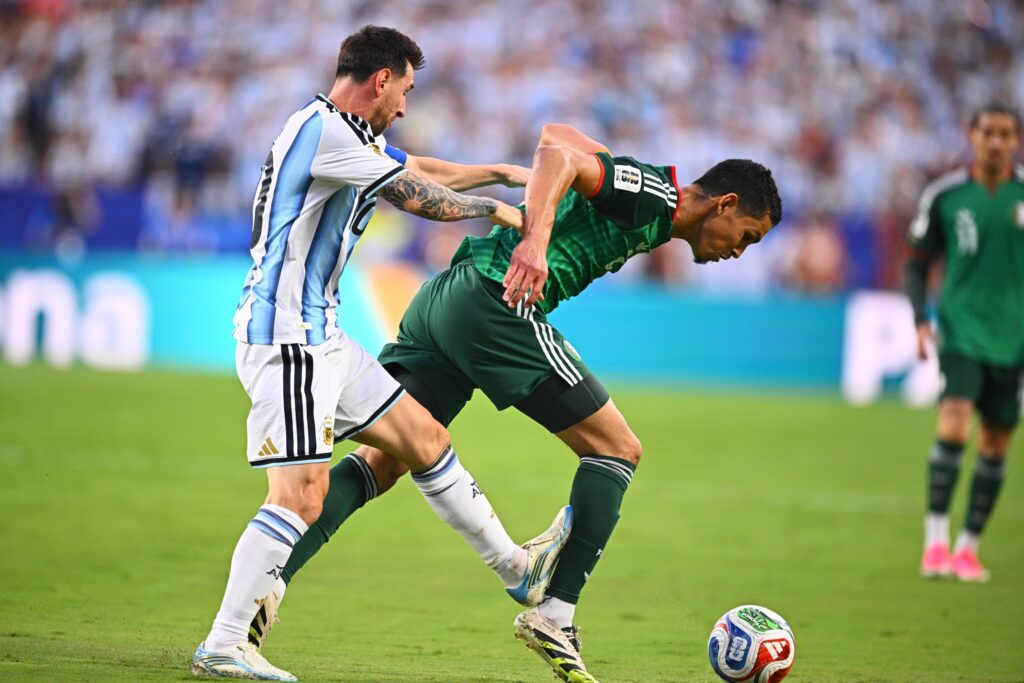 tecnico-da-africa-do-sul-relembra-lance-de-messi-para-criticar-gancho