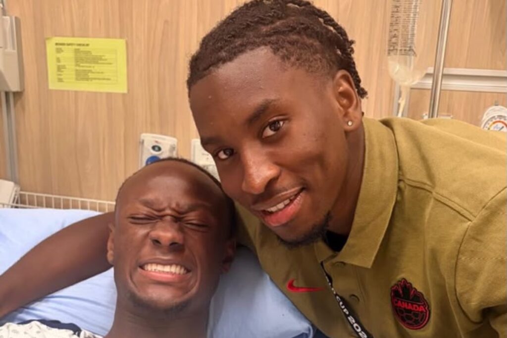 kone-aparece-em-foto-no-hospital-apos-sofrer-fratura-na-perna-em-campo