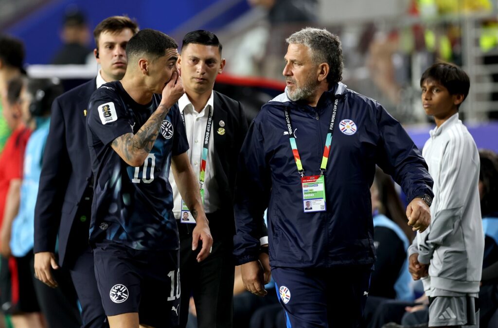 protocolo-vini-jr:-jogador-do-paraguai-e-o-1o-expulso-na-copa-do-mundo