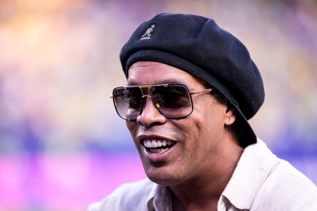 ronaldinho-acerta-retorno-ao-futebol-para-jogar-a-3a-divisao-italiana