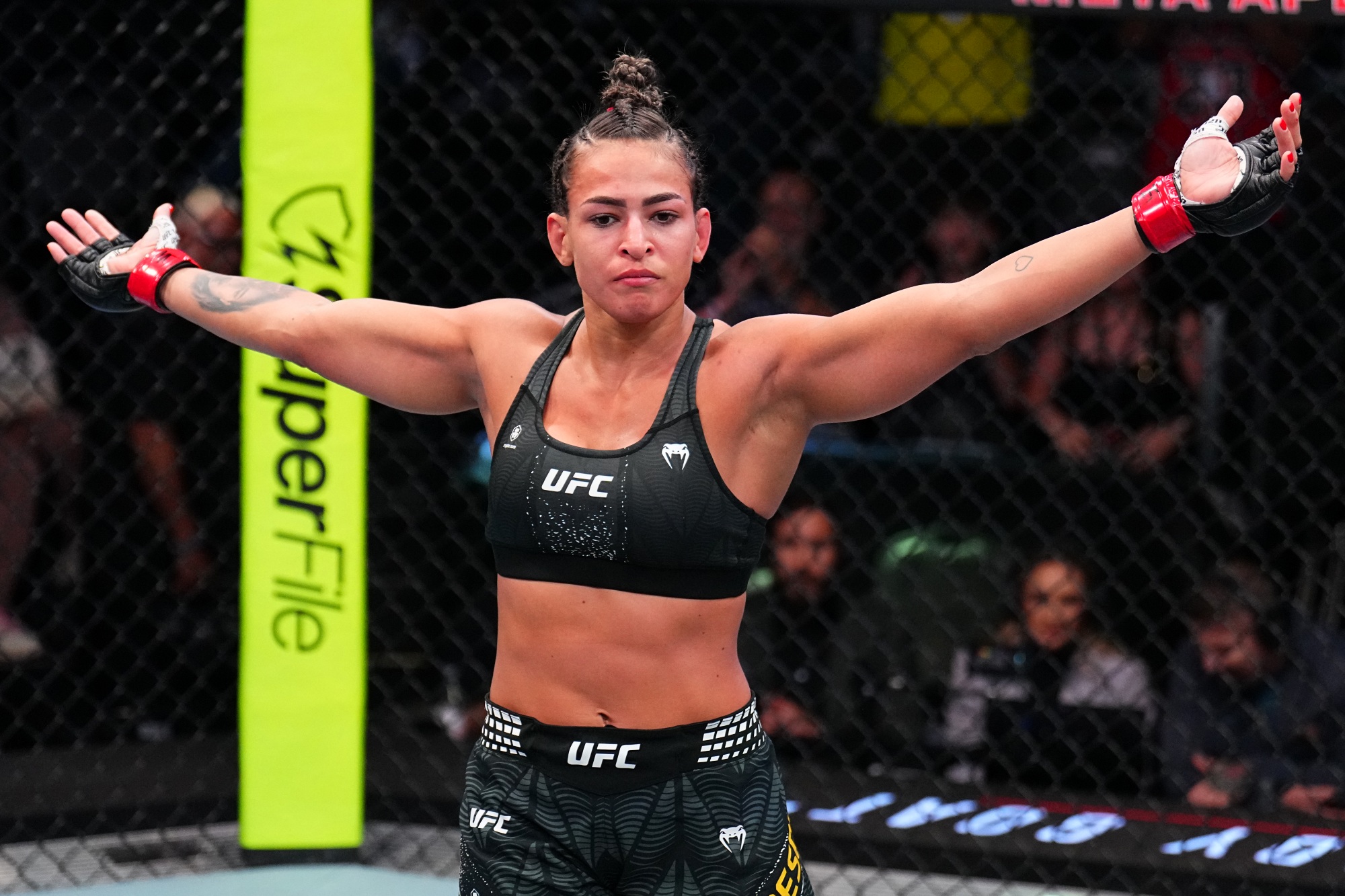 ufc:-bia-mesquisa-evita-nocaute,-finaliza-rival-e-se-mantem-invicta