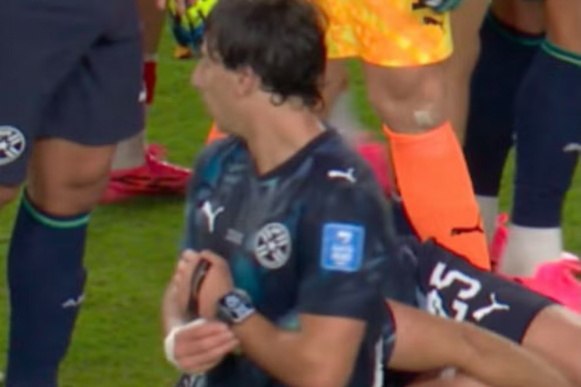 galarza,-autor-do-gol-do-paraguai,-viraliza-ao-pegar-relogio-de-arbitro
