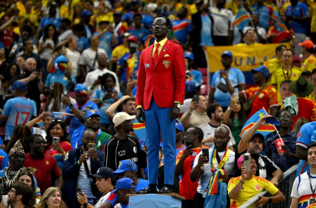 torcedor-simbolo-da-rd-congo-estreia-nas-arquibancadas-da-copa