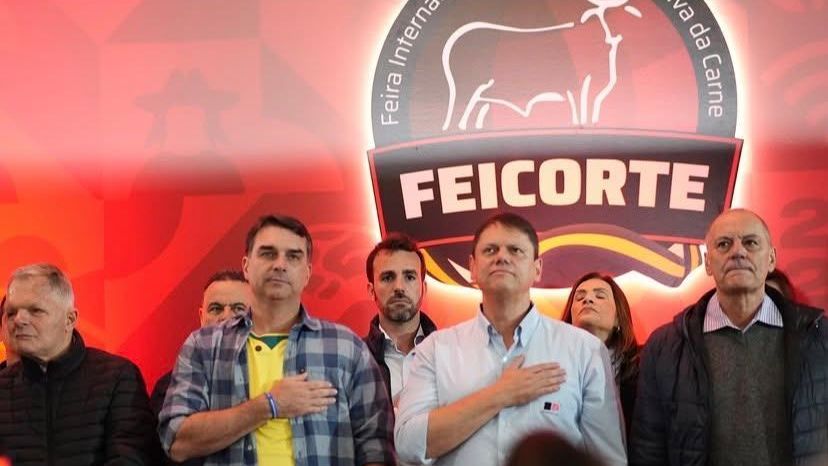 flavio-e-tarcisio-acenam-para-seguranca-e-agro-em-feira-no-interior-de-sp