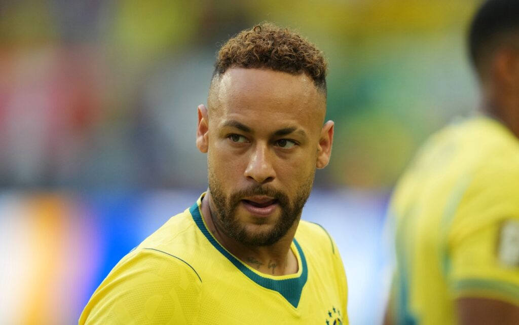 apos-981-dias,-neymar-volta-a-entrar-em-campo-e-anima-torcedores