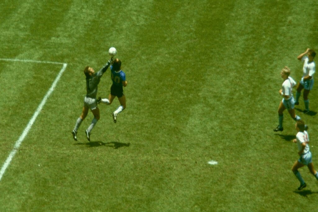 bola-da-“mao-de-deus”-de-maradona-vai-a-leilao-por-r$-13-milhoes