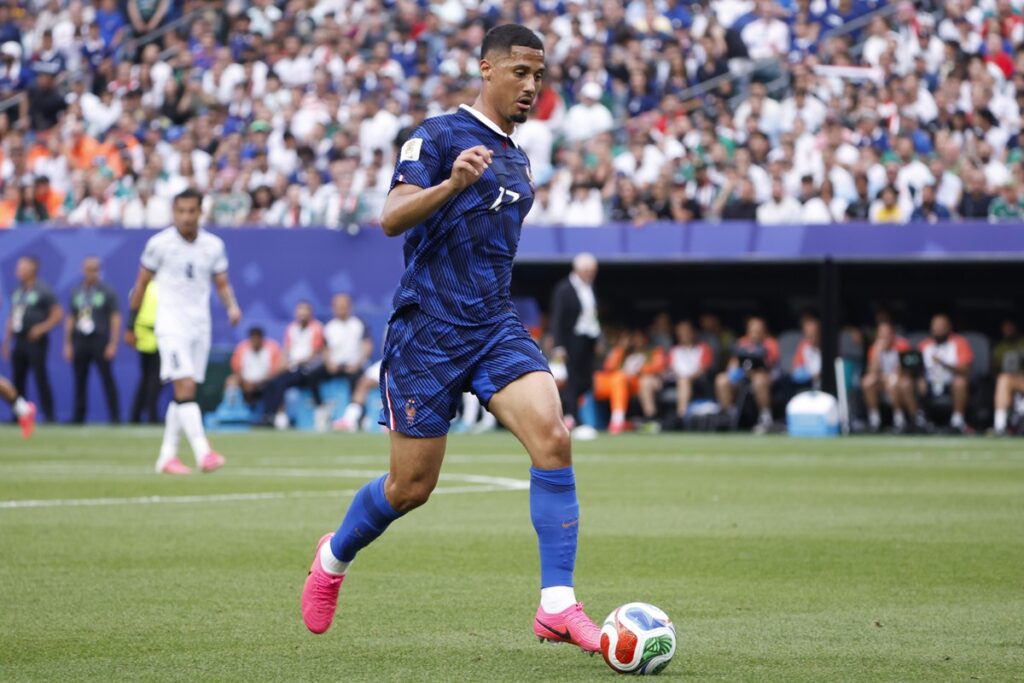 saliba-desfalca-franca-em-jogo-decisivo-da-copa-contra-a-noruega