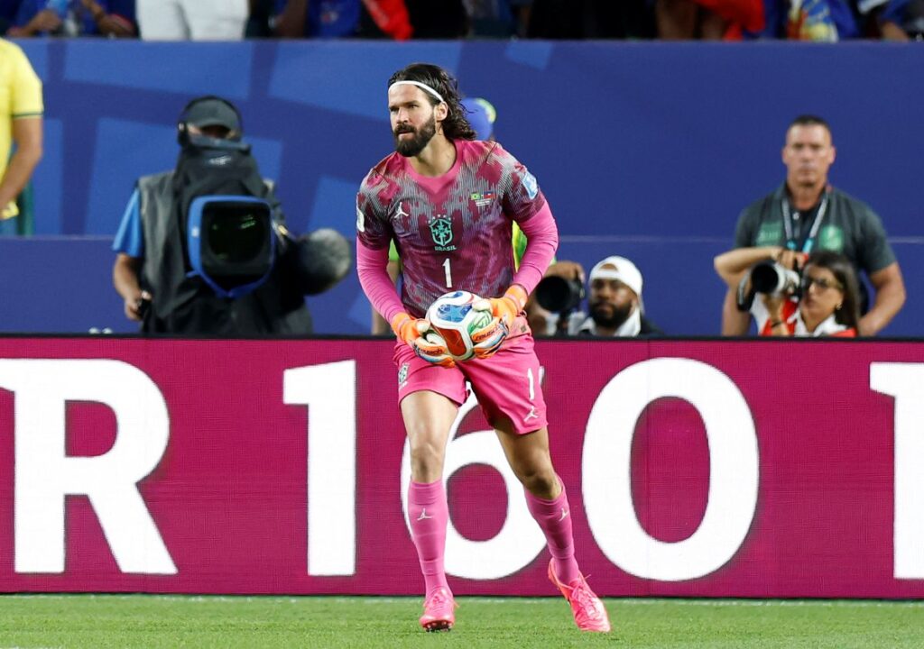 alisson-fica-fora-de-treino-com-bola-desta-sexta-feira-(26/6)