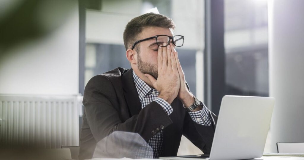“insonia-e-dores”:-veja-sinais-silenciosos-de-exaustao-mental-no-trabalho