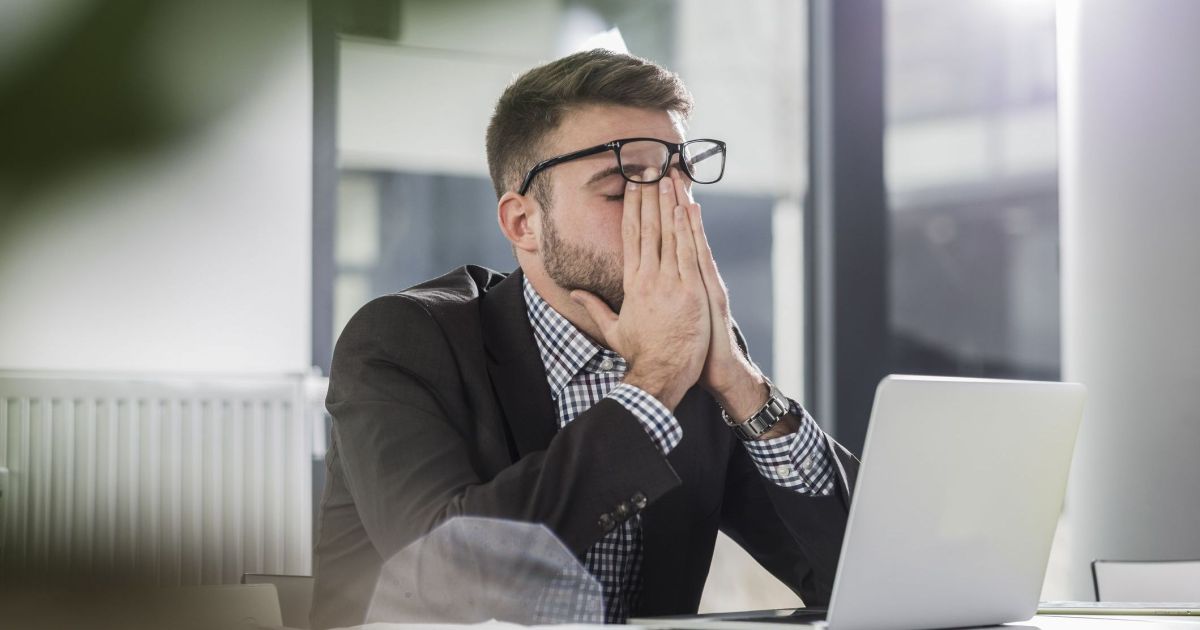 “insonia-e-dores”:-veja-sinais-silenciosos-de-exaustao-mental-no-trabalho