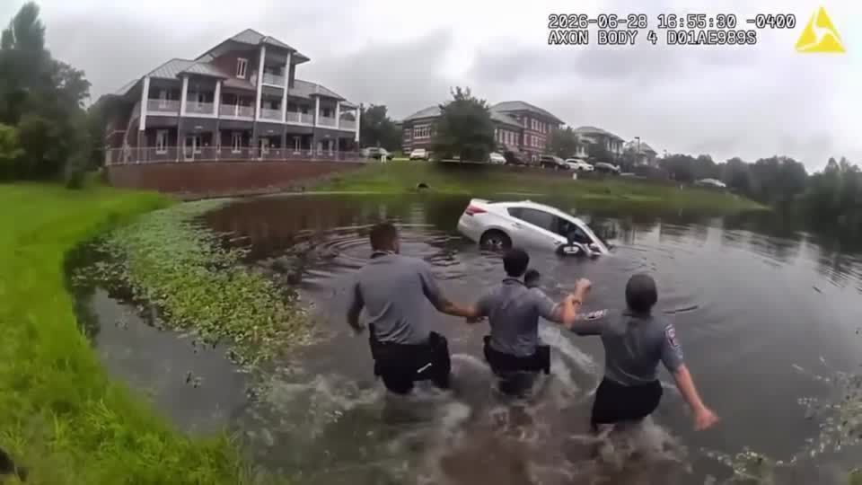 video:-socorristas-salvam-homem-preso-dentro-de-carro-em-lago-nos-eua