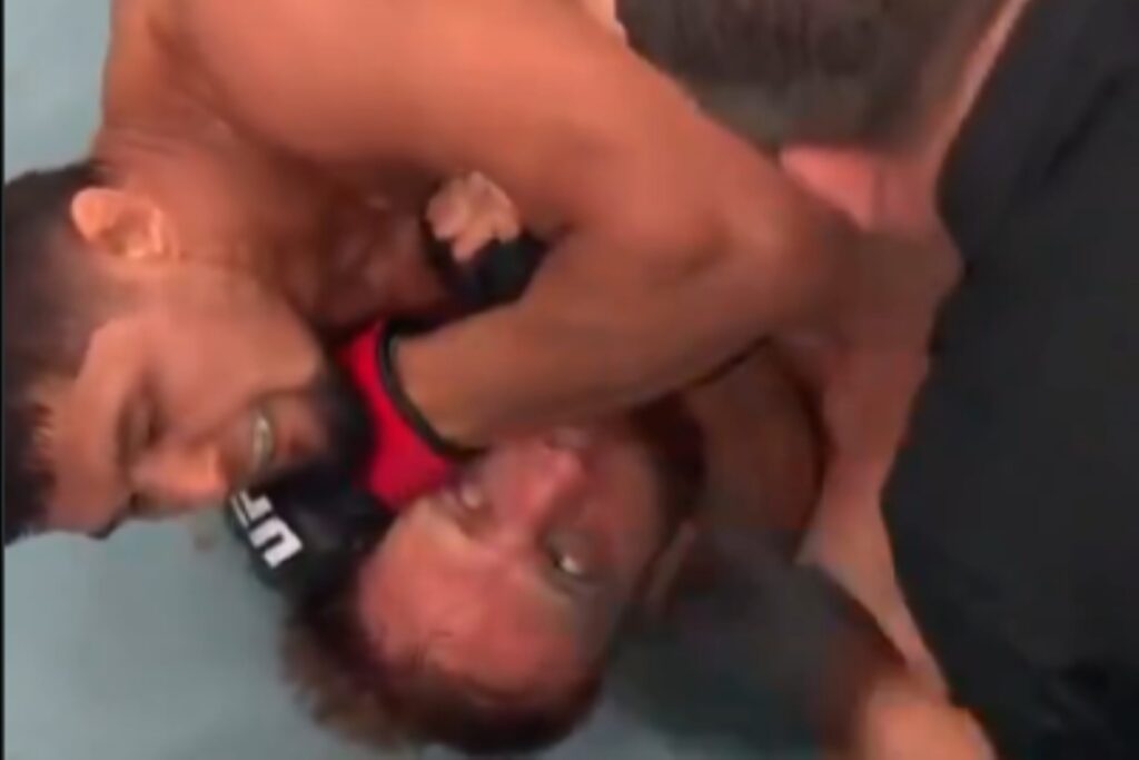 pulyaev-fica-desacordado-apos-mata-leao-de-ruziboev-no-ufc-baku