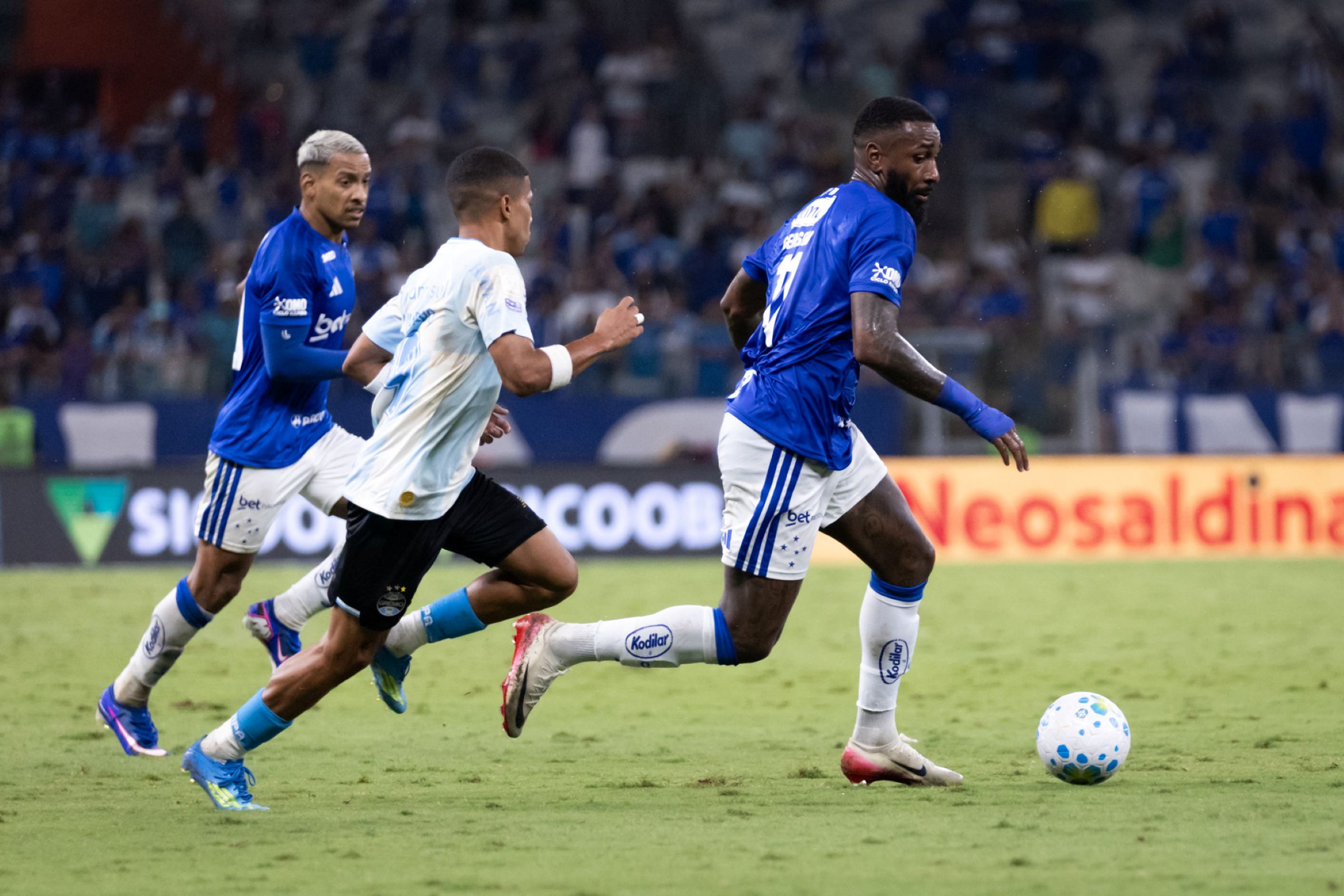 cruzeiro-x-gremio-no-df:-raposa-leva-vantagem-contra-o-tricolor-gaucho
