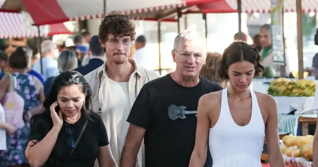 Bruna Marquezine vai à feira com os pais e Shawn Mendes no Rio; veja fotos