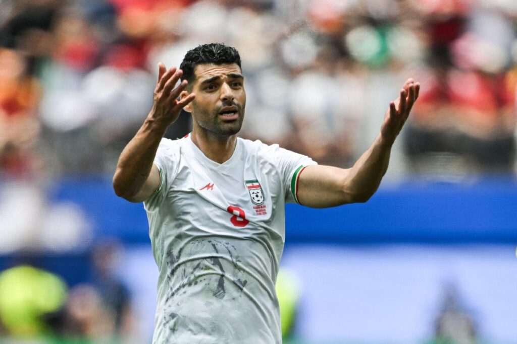 selecao-do-ira-e-recebida-com-festa-em-teera-apos-eliminacao-na-copa