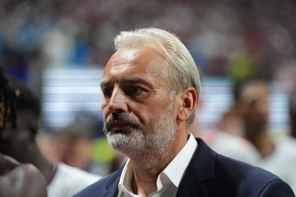 tecnico-da-rd-congo-descobre-morte-do-pai-durante-coletiva-na-copa