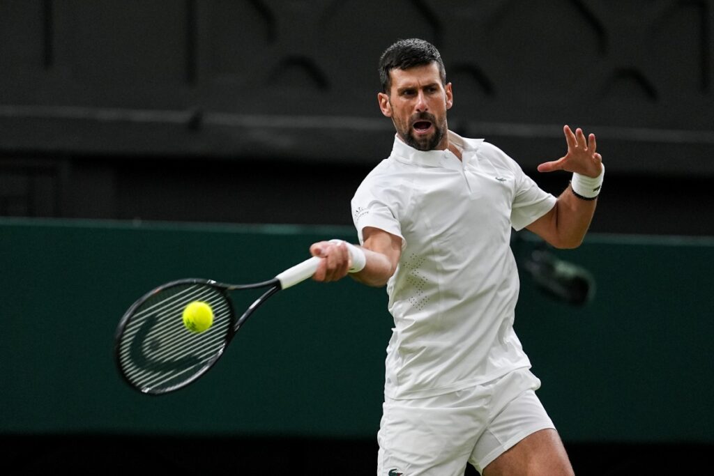 djokovic-vence-mais-uma-contra-tsitsipas-e-avanca-em-wimbledon