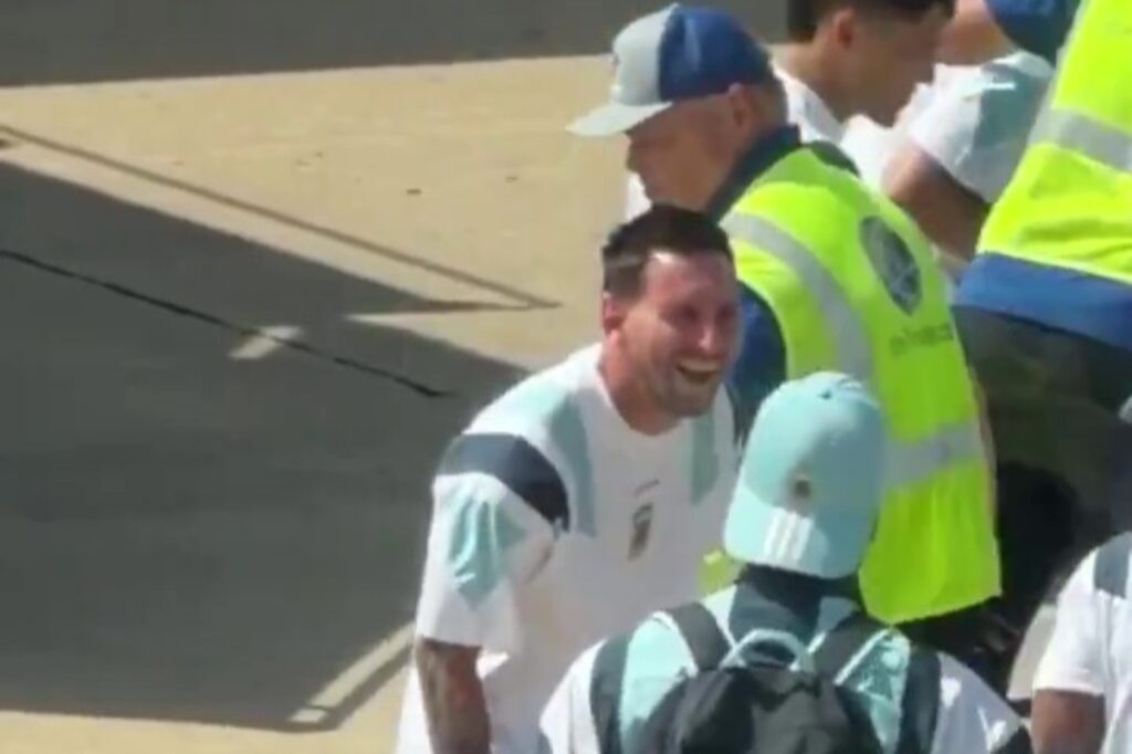messi-cai-na-gargalhada-ao-ser-revistado-no-aeroporto-de-miami