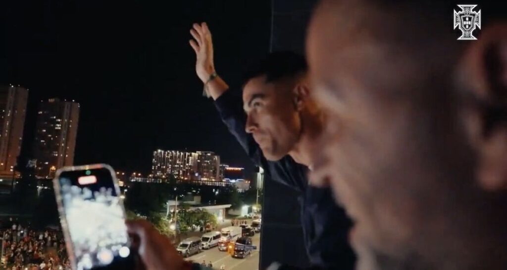 cristiano-ronaldo-celebra-classificacao-com-torcida-em-hotel-em-toronto
