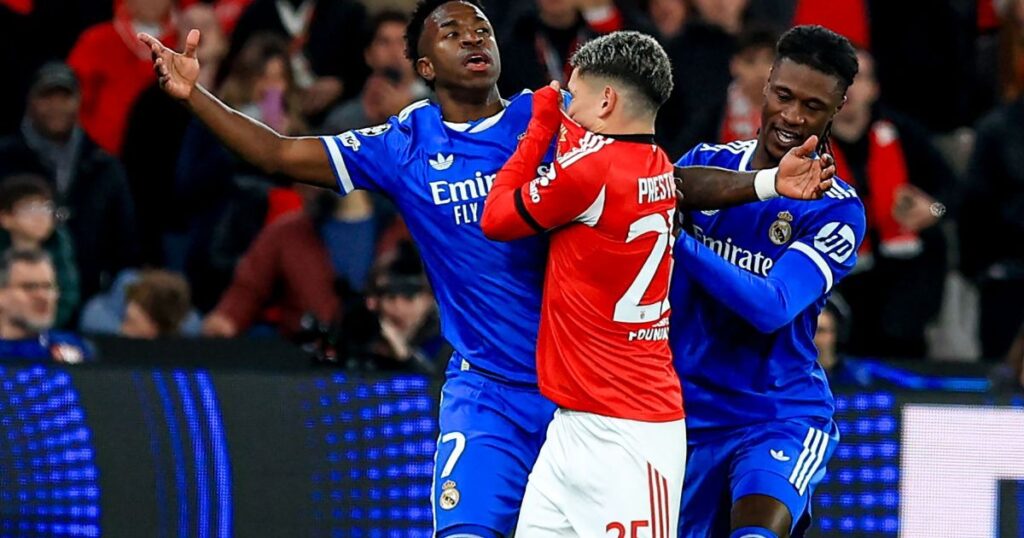 silas-fala-sobre-luta-antirracista-no-futebol:-“vini-paga-o-preco-sozinho”